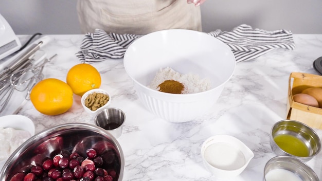 Stół z naczyniami do gotowania